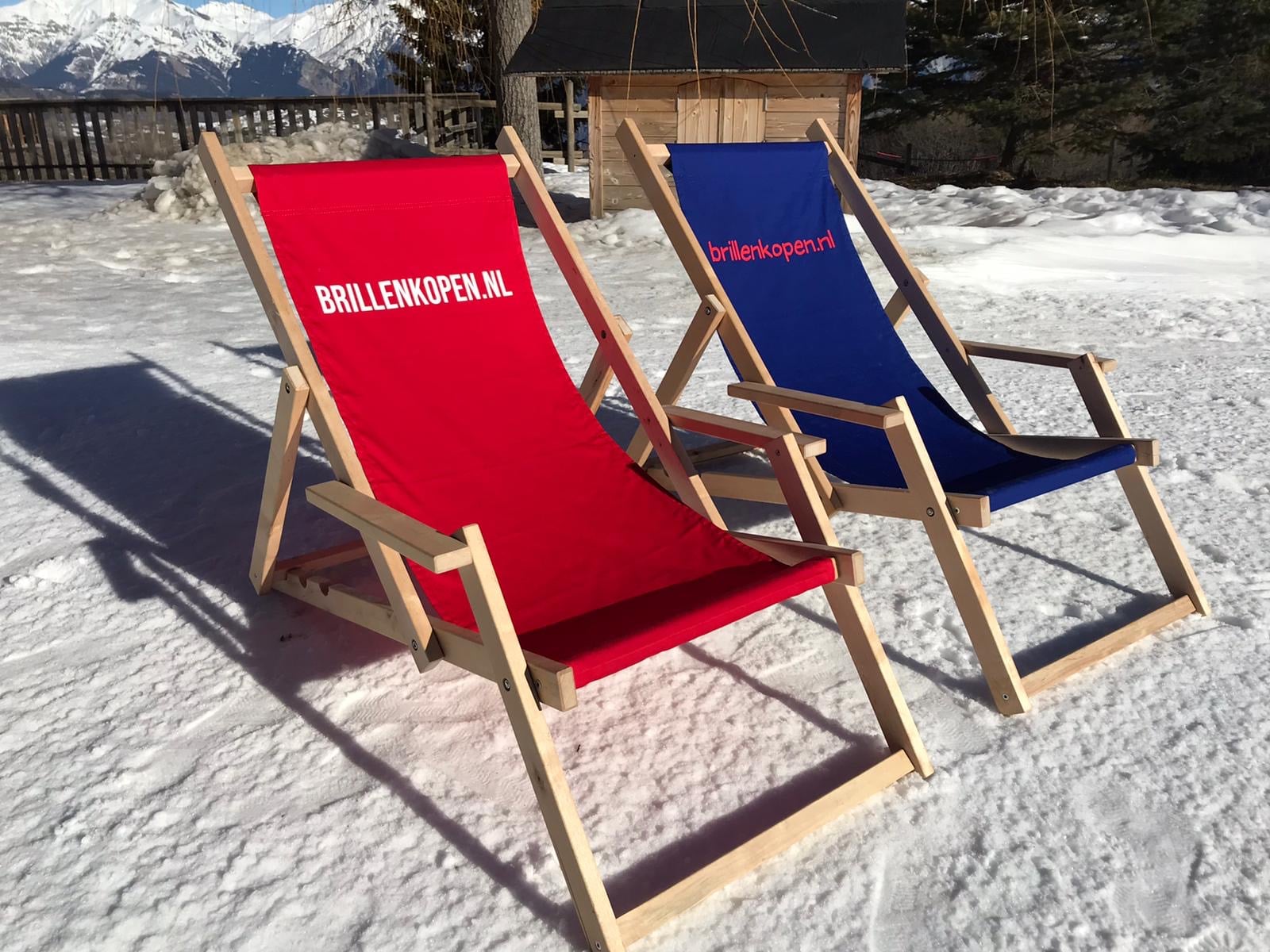 Foto Zonnestoelen op de skipiste